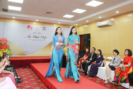 Ấn tượng nét đẹp văn hóa Việt trên những tà áo dài trị giá ngàn đô