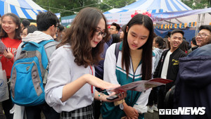 Ảnh: Hàng ngàn học sinh về Hà Nội dự ngày hội tư vấn tuyển sinh đại học, cao đẳng