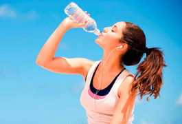 Uống nước lạnh vào ngày nóng tiềm ẩn nhiều nguy hiểm tới sức khỏe