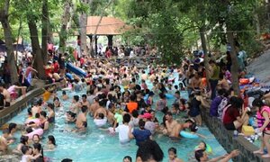 Cách phòng tránh bệnh và ngộ độc thức ăn khi đi du lịch mùa nắng nóng