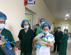 Mổ đẻ ở tư thế ngồi cho sản phụ mắc ung thư vú giai đoạn cuối