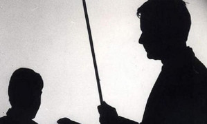 Giáo viên Trung Quốc đánh học sinh 100 roi, cả lớp hoảng sợ không dám đi học