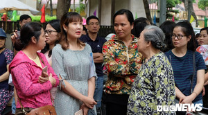 'Cuộc đua' vào lớp 10 tại Hà Nội: Phụ huynh đứng ngồi không yên với nỗi lo 'dân lập'