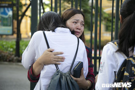 Ảnh: Mẹ con ôm nhau khóc sau bài thi môn Toán vào lớp 10 Hà Nội
