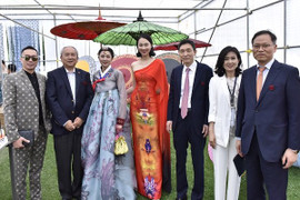 Hoa hậu Nhân ái Thủy Tiên sánh đôi cùng NTK Đỗ Trịnh Hoài Nam tại ASEAN WEEK 2019