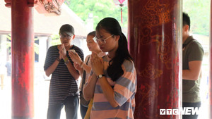 Ảnh: Hàng ngàn sĩ tử đến Văn Miếu - Quốc Tử Giám cầu may trước ngày thi THPT Quốc gia 2019