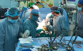 Ông nội hiến gan cho cháu trai bị sinh non