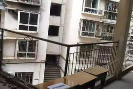 Gãy lan can, hai học sinh Trung Quốc rơi từ tầng 4 thương vong