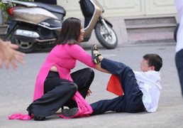 Chuyện xúc động đằng sau bức ảnh cậu bé gào khóc, 'giằng co' với cô giáo ngày khai giảng