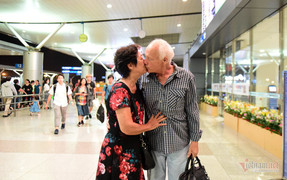 Nụ hôn chia tay bạn gái Việt 50 năm của cựu binh Mỹ trước khi lên máy bay