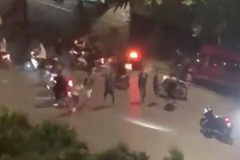 Nhiều thanh niên cầm mã tấu hỗn chiến giữa Thủ đô: Tạm giữ một nghi phạm