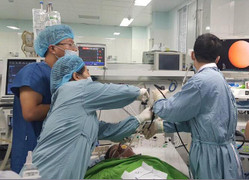 Người phụ nữ từ cõi chết trở về sau khi bị téc nước rơi trúng người