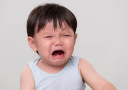 Khi con ăn vạ, bố mẹ cần làm gì?