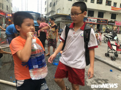 Hoang mang nước có mùi khét, nhiều trường học chuyển sang dùng nước đóng bình