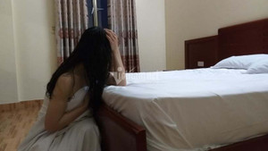 Lén lút làm nghề mát xa cho quý bà, chồng hốt hoảng gặp vợ trong nhà nghỉ