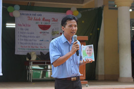 Vợ chồng thầy giáo bán bánh tét lấy tiền mua sách tặng học trò