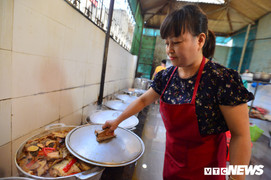 Người phụ nữ gìn giữ hương vị cá kho cổ truyền giữa lòng Hà Nội