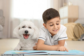 Trẻ phát triển khả năng đọc khi có một chú chó bên cạnh