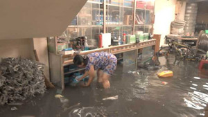 Cống bật nắp trong đêm, dân Sài Gòn trắng đêm 'chạy lũ'