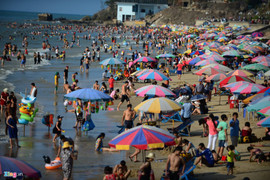 Biển Vũng Tàu chật cứng, du khách vẫn tiếp tục kéo đến