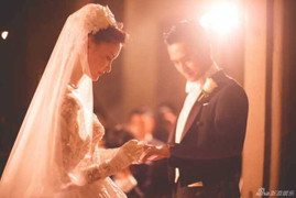 Khoảnh khắc ngọt ngào trong đám cưới sao 'Anh hùng xạ điêu'