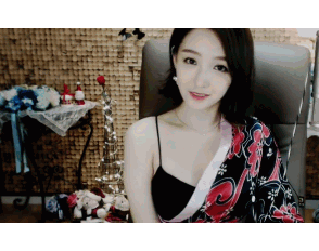 Một ngày làm việc của MC nguy cơ bị đuổi vì cử chỉ gợi dục