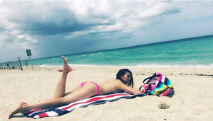 Ngọc Quyên quyến rũ, phơi nắng trên bãi biển