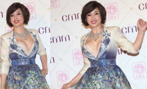 Lưu Hiểu Khánh khoe ngực quá táo bạo ở tuổi 65