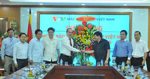 Ông Nguyễn Thiện Nhân thăm và chúc mừng Đài Tiếng nói Việt Nam