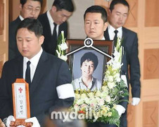 Người thân đau buồn trong tang lễ tài tử 'Tối nay ăn gì'