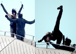 Thành Long giao đấu với phụ nữ trên đỉnh nhà hát cao 64 mét