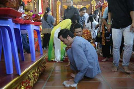 Hoài Linh gầy nhom tự tay lau dọn nhà thờ Tổ gây xúc động