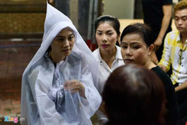 Đồng nghiệp tới viếng NSND Thanh Tòng trong đêm muộn