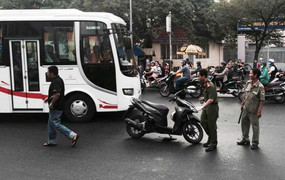 Thanh niên bị chém gần lìa tay khi đang chạy xe ở Sài Gòn