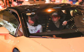 Cường Đô La công khai đưa Hạ Vi đến sự kiện bằng siêu xe