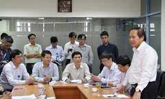 Bộ trưởng Trương Minh Tuấn kiểm tra đột xuất việc thu hồi SIM kích hoạt sẵn