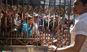 Người dân náo loạn nhận gạo và tiền trước cửa nhà Ngọc Sơn