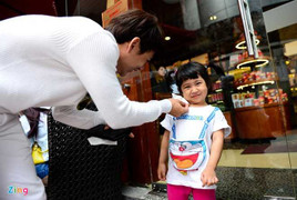 Xúc động nhìn Ưng Đại Vệ tỉ mẩn chăm sóc con gái cưng