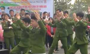 Nam sinh Cảnh sát nhảy hết mình trên nền nhạc sôi động
