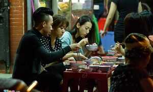 Vợ chồng Trấn Thành - Hari Won ôm chặt không rời khi đi ăn lúc nửa đêm