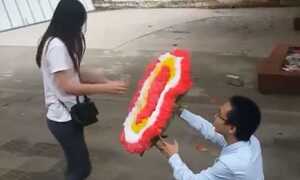 Cô gái tức giận bỏ đi khi được cầu hôn bằng vòng hoa