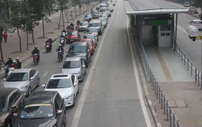 Ôtô xếp hàng dài nhường đường xe buýt nhanh