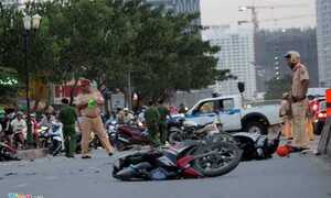 Ôtô tông liên hoàn 8 xe máy ở Sài Gòn, nhiều người nguy kịch
