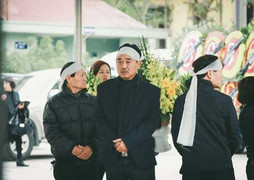 NSƯT Quốc Khánh tiều tụy, phờ phạc trong đám tang mẹ