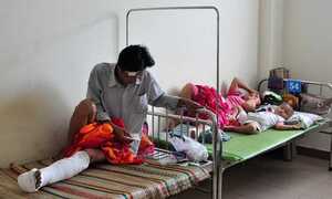 Đi chúc Tết, cả gia đình bị xe khách tông trên quốc lộ 1