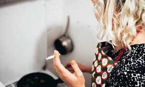 Mối nguy hiểm khi hút thuốc trong nhà