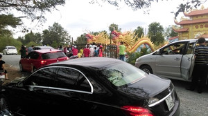 Người dân từ tỉnh xa đến cũng không được vào nhà thờ Tổ của Hoài Linh