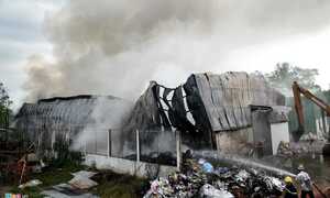 Nhà kho 700 m2 ở Sài Gòn tan hoang sau 3 giờ bùng cháy