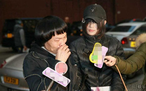 Nghệ sĩ bật khóc đưa tiễn 'ác nữ' phim Châu Tinh Trì