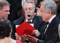 Sự cố đi vào lịch sử 89 năm Oscar: Hỗn loạn vì trao nhầm kết quả